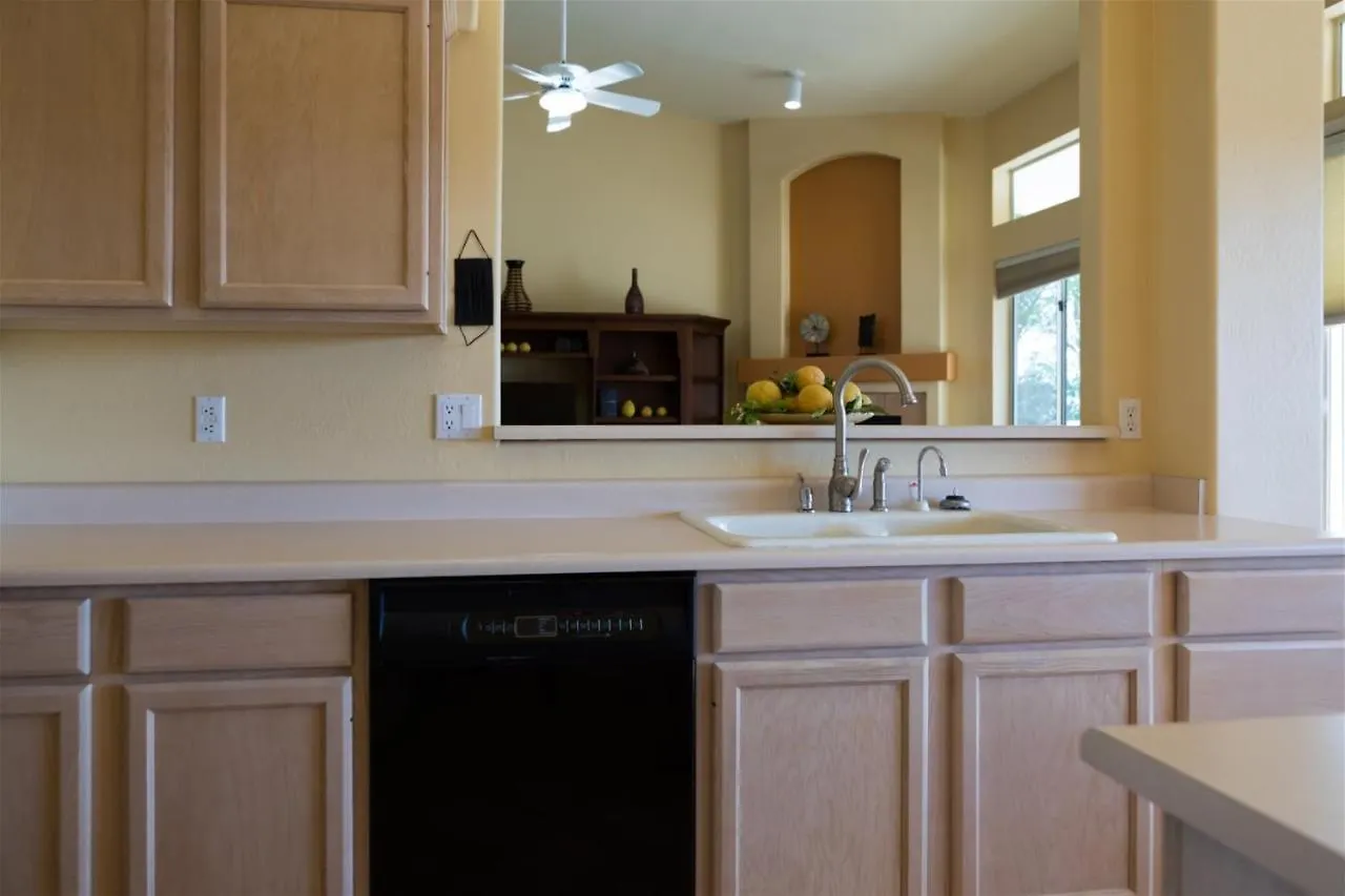 Spacious Golf Course House With Pool Heater, Spa Goodyear Holiday home
