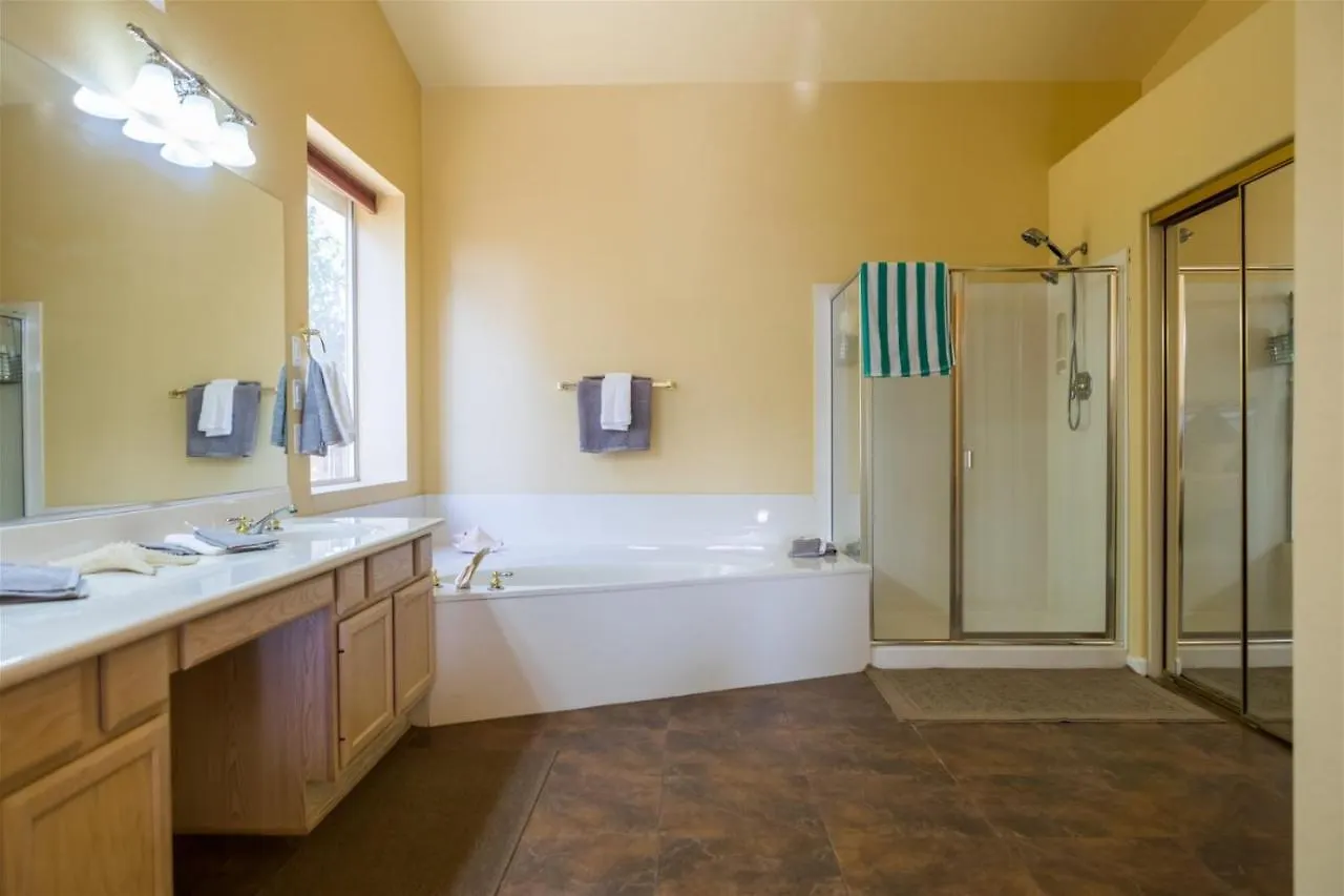 Spacious Golf Course House With Pool Heater, Spa Goodyear Holiday home