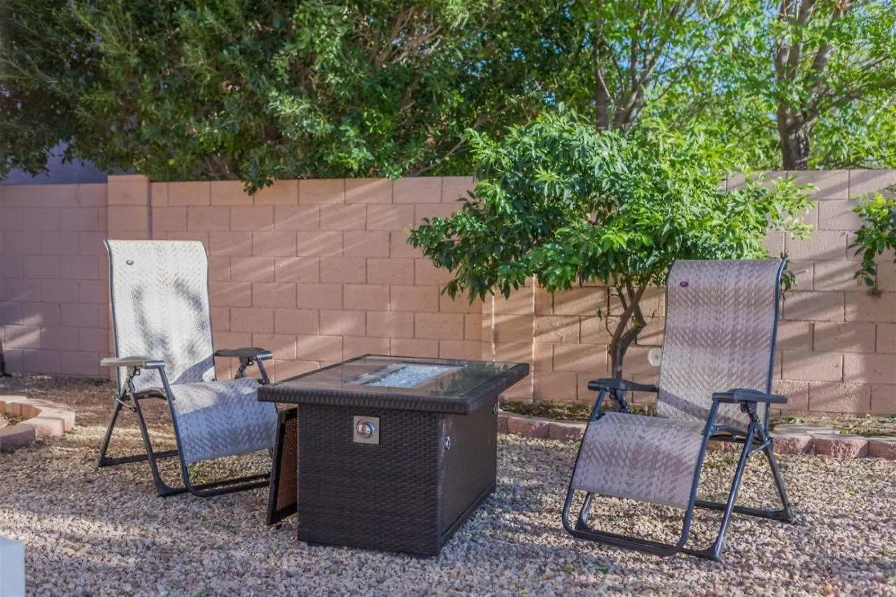 Spacious Golf Course House With Pool Heater, Spa Goodyear Holiday home