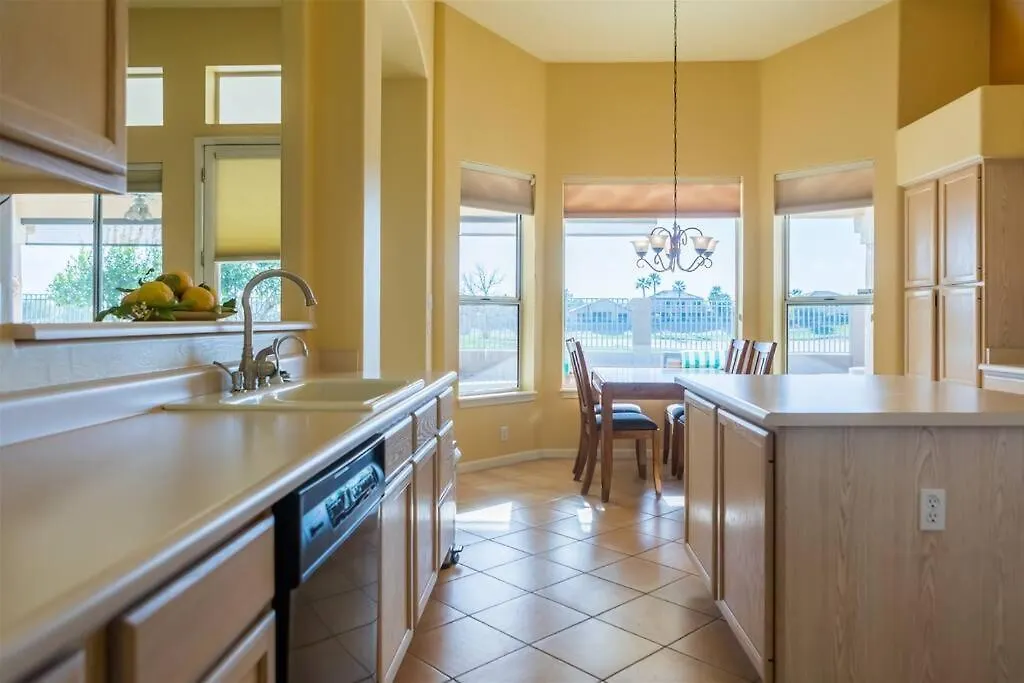 Spacious Golf Course House With Pool Heater, Spa Goodyear Holiday home