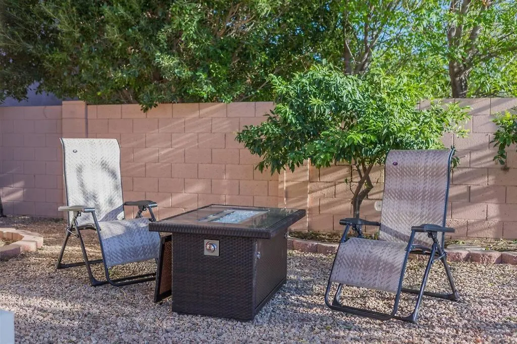 Spacious Golf Course House With Pool Heater, Spa Goodyear Holiday home